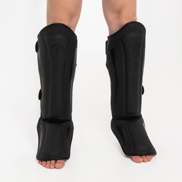 Dirbtinės odos blauzdų ir pėdų apsaugos (juodos/matinės)